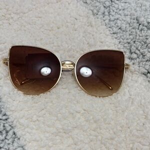 Chic Gold Frame Sunglasses with Brown Lenses